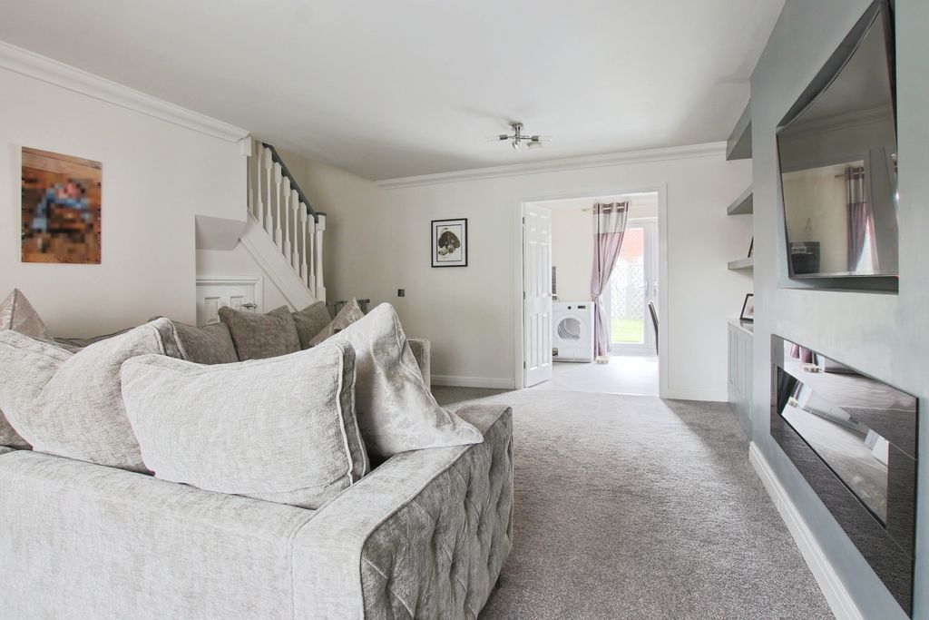 Property photo 3 of 12 4370124