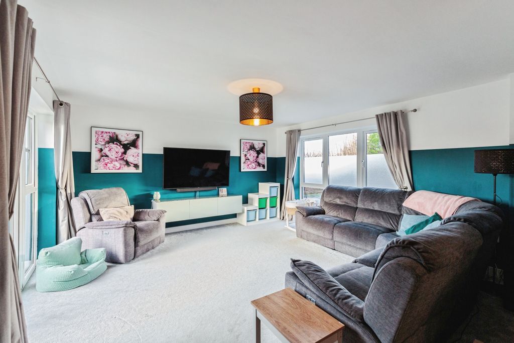 Property photo 2 of 28 Lounge