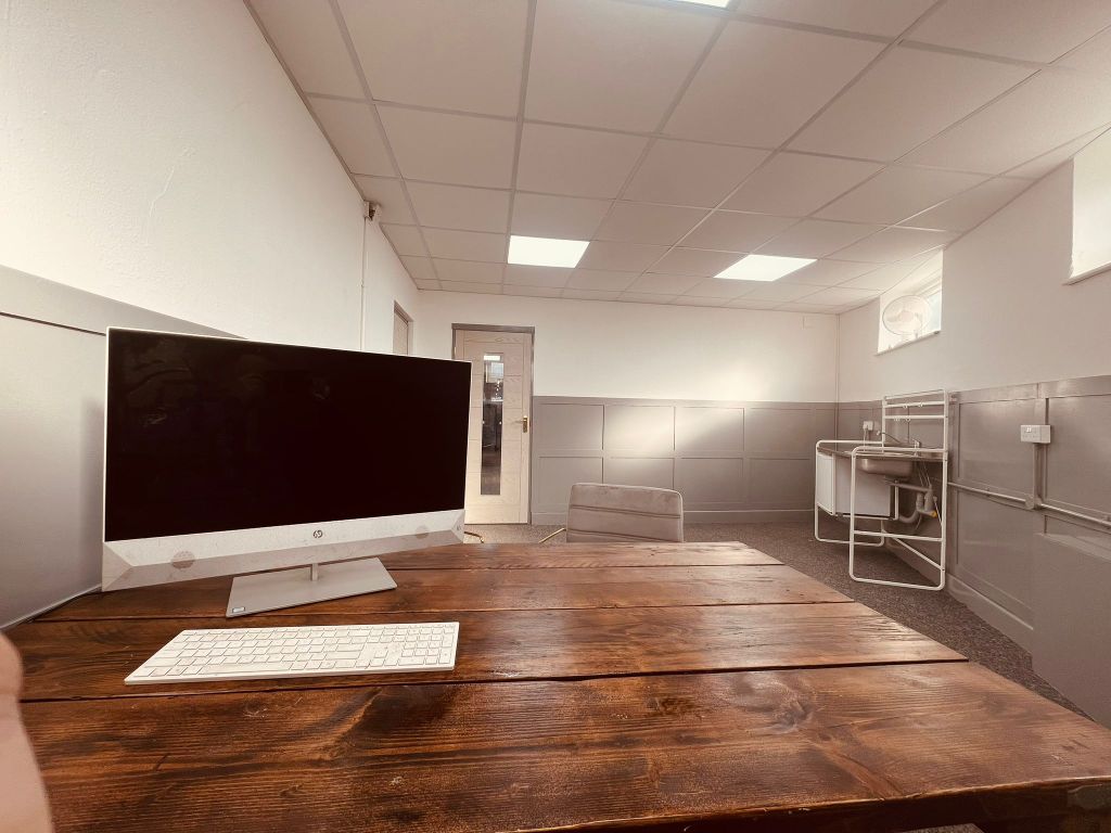 Property photo 1 of 18 Deskes &amp; Chairs Are Available 
