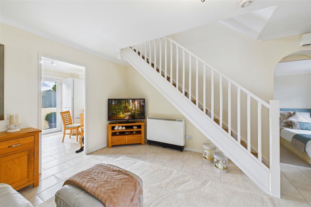 Property photo 3 of 27 Lounge