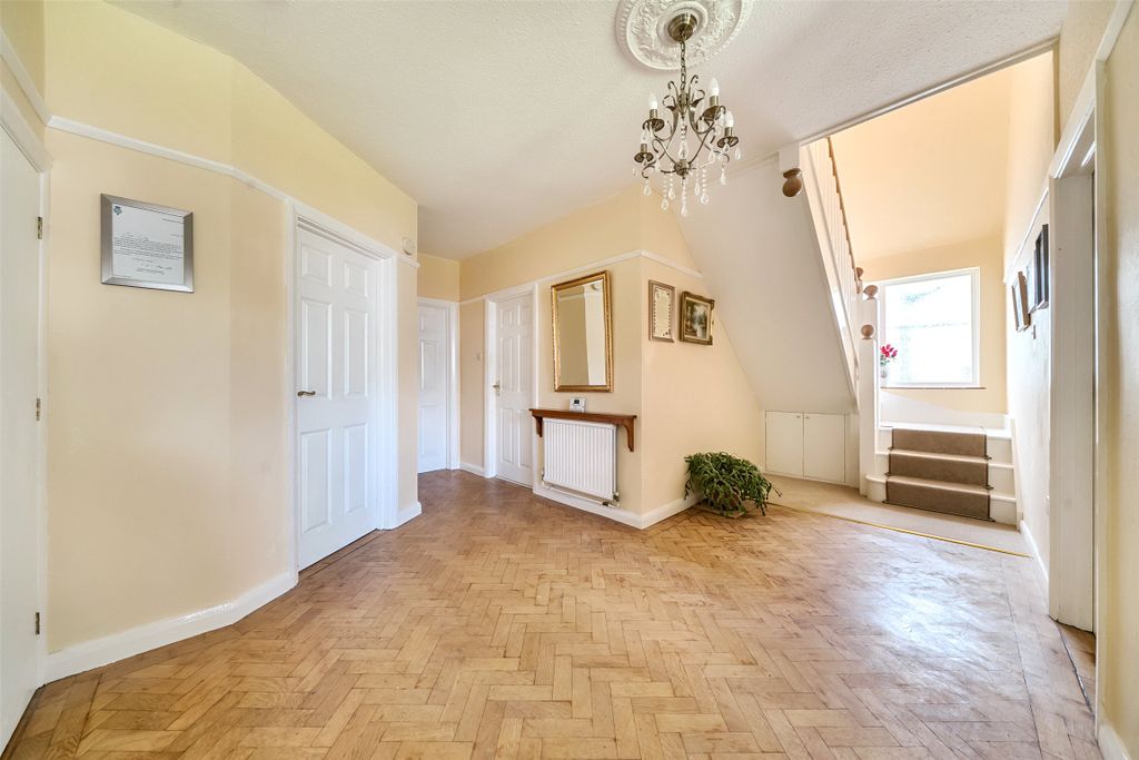 Property photo 3 of 27 Entrance Hall
