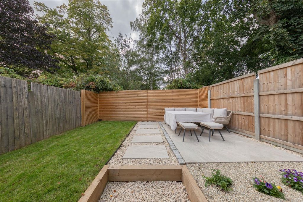 Property photo 2 of 25 Fosters Close, E18