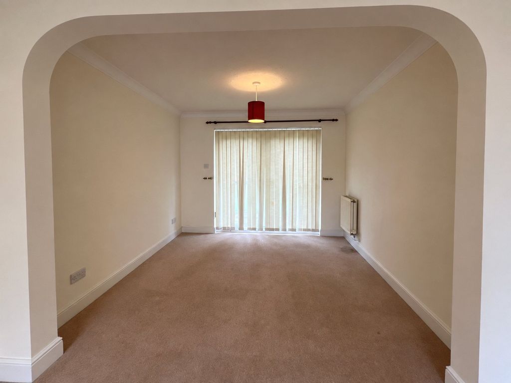Property photo 3 of 9 Living/Dining