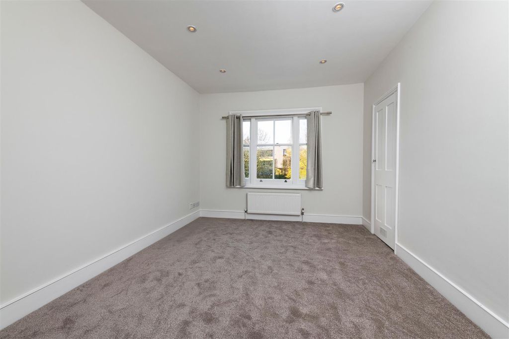 Property photo 2 of 8 6A Commondale Rec.Jpg