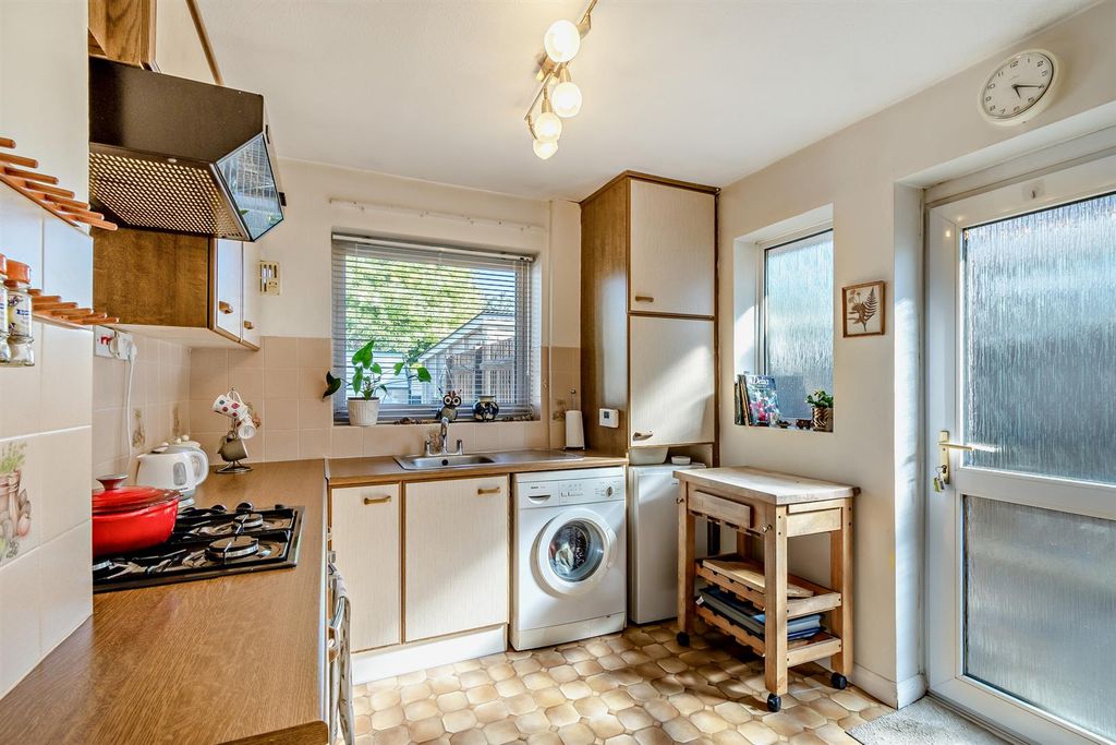 Property photo 3 of 15 8698237-Interior03-800.Jpg