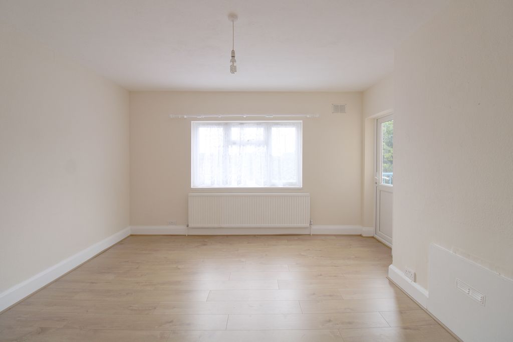Property photo 1 of 6 Living Room