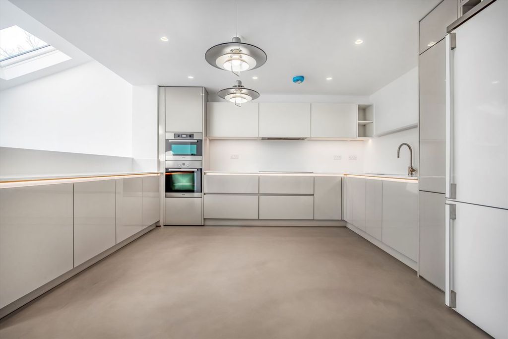 Property photo 3 of 8