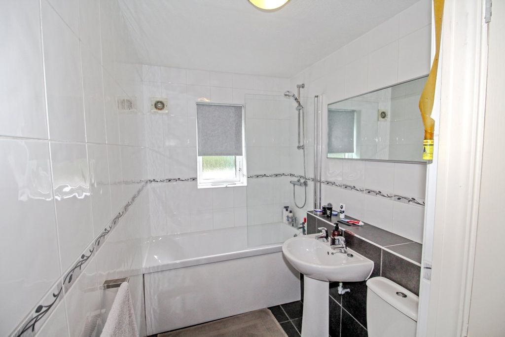 Property photo 3 of 11 Bathroom