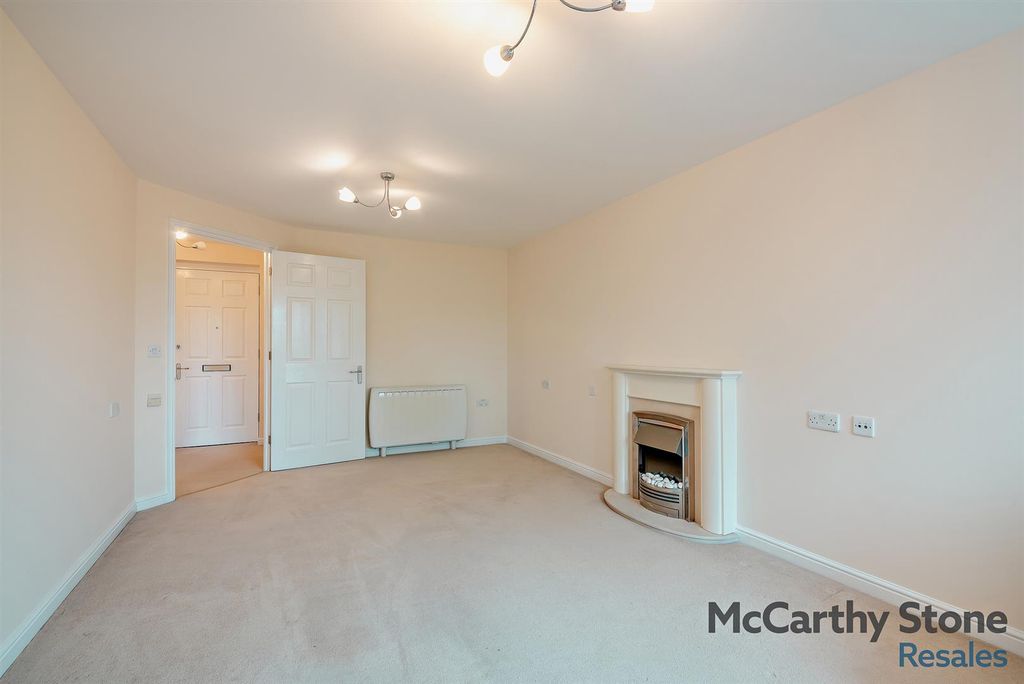 Property photo 3 of 20 8658823-Interior05-800.Jpg