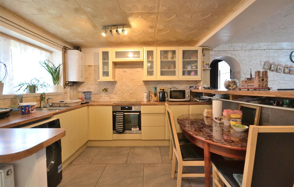 Property photo 3 of 16 Kitchen