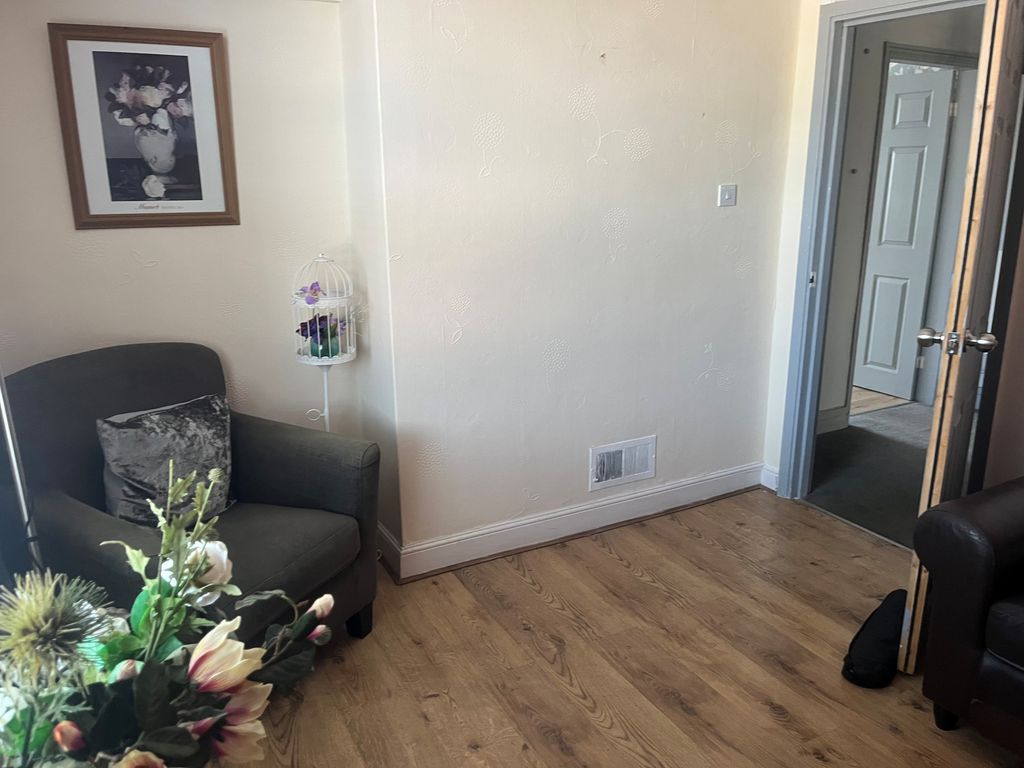 Property photo 1 of 7 Room 201