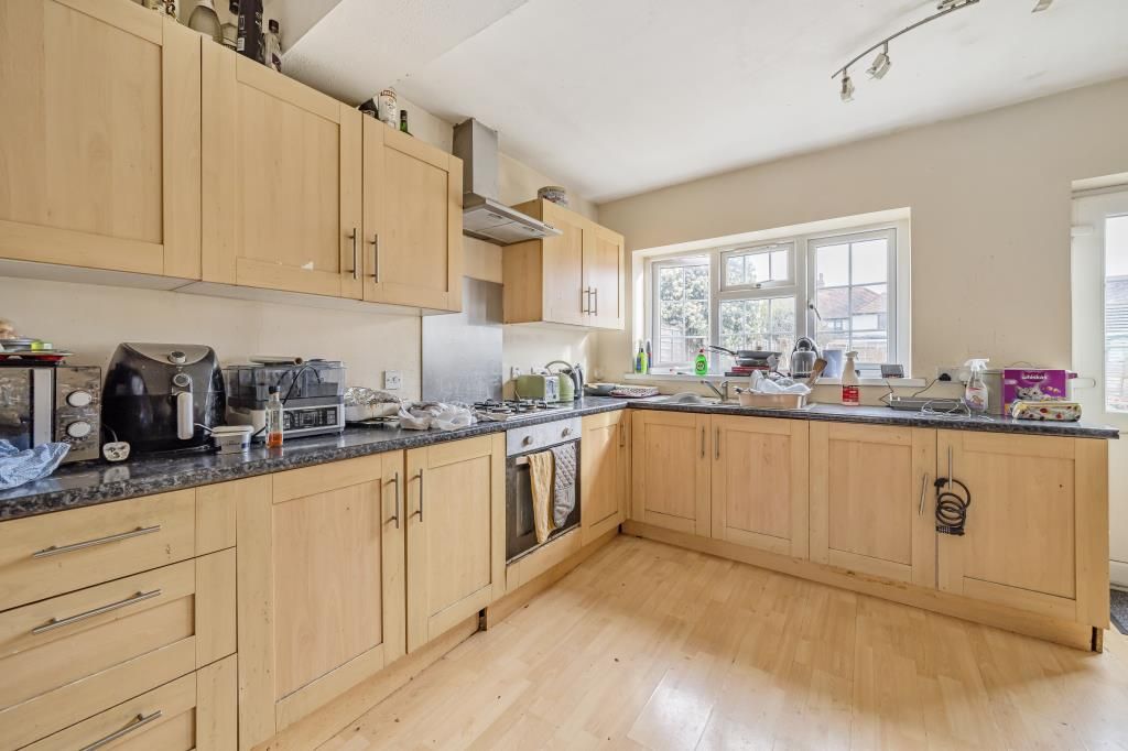 Property photo 3 of 10 Kitchen