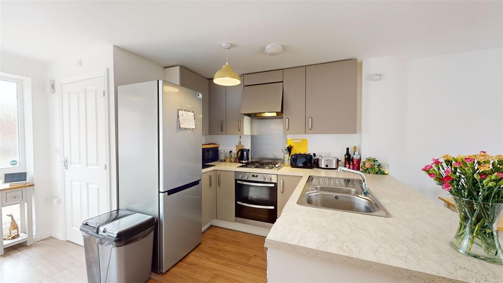 Property photo 3 of 10 Kitchen