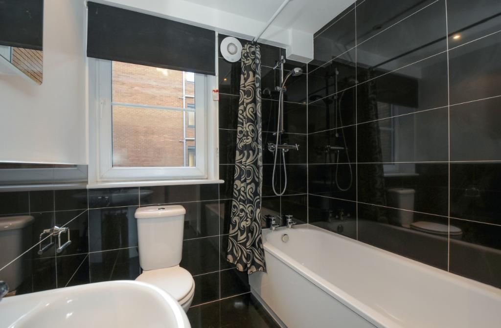 Property photo 3 of 9 Bathroom