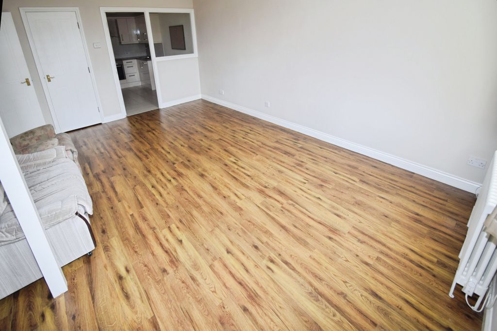 Property photo 3 of 11 359B08Ec-Lounge 201