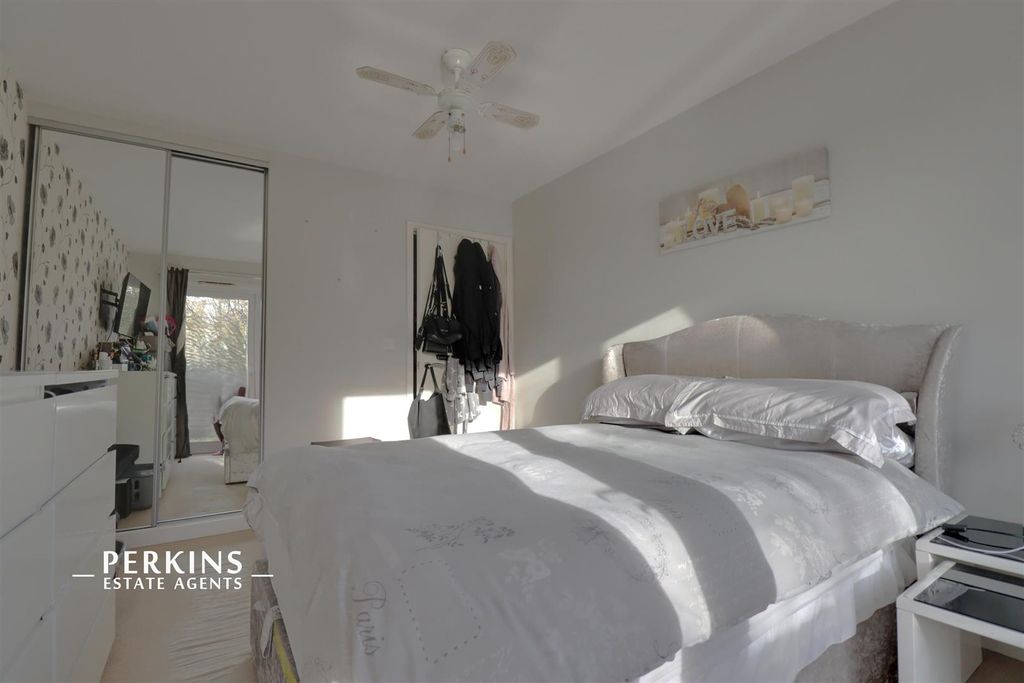 Property photo 3 of 5 Bed.Jpg