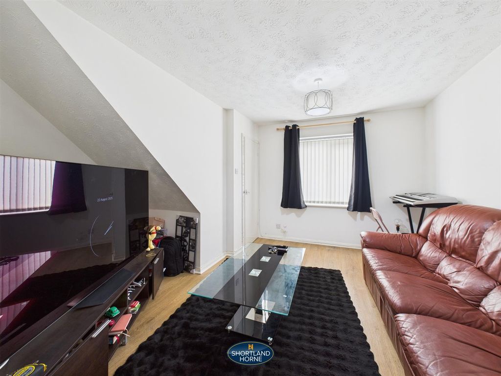 Property photo 3 of 10 Lounge