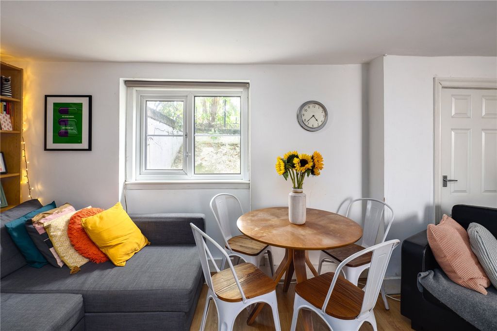 Property photo 3 of 10 Reception