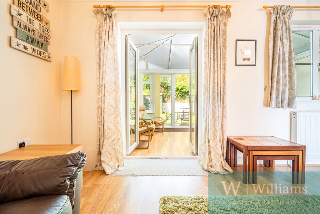 Property photo 3 of 23 Lounge