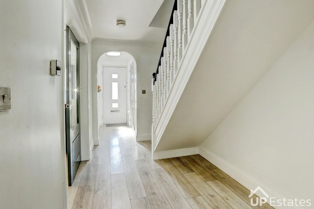 Property photo 3 of 17 Hallway