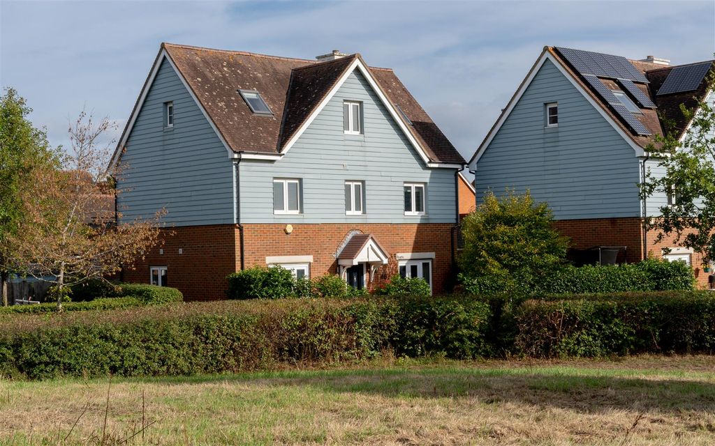 Property photo 1 of 27 The Moors, Redhill