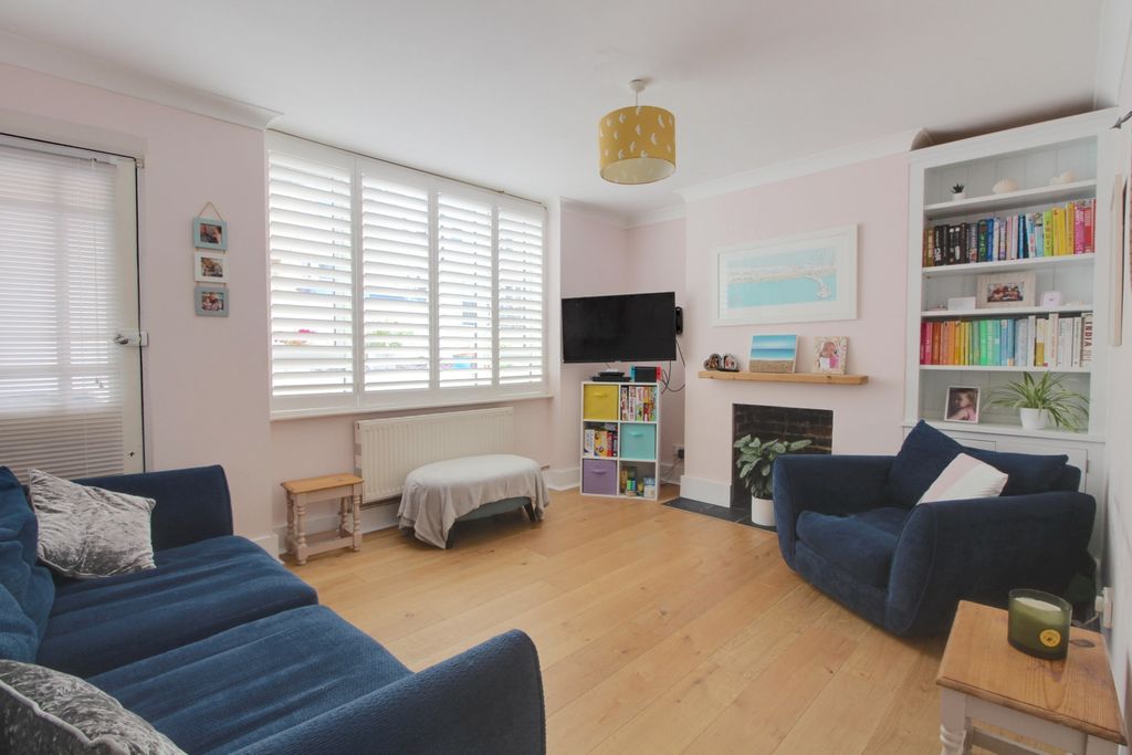 Property photo 2 of 10 Lounge