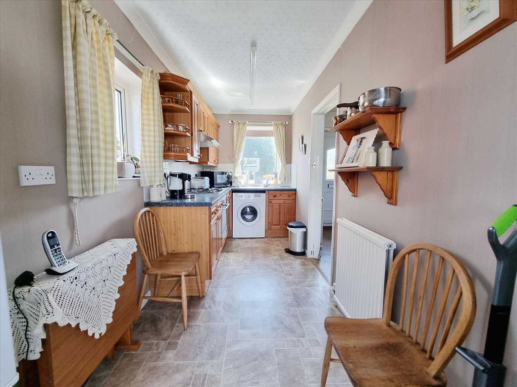 Property photo 3 of 12 Kitchen: