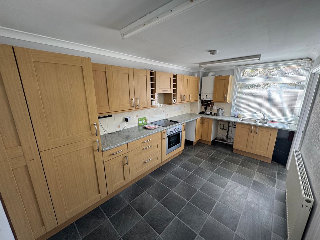 Property photo 2 of 9 Kitchen