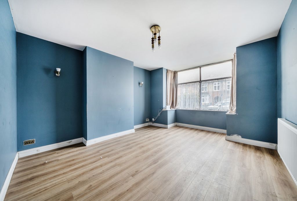 Property photo 2 of 13 1404207-11-697361...