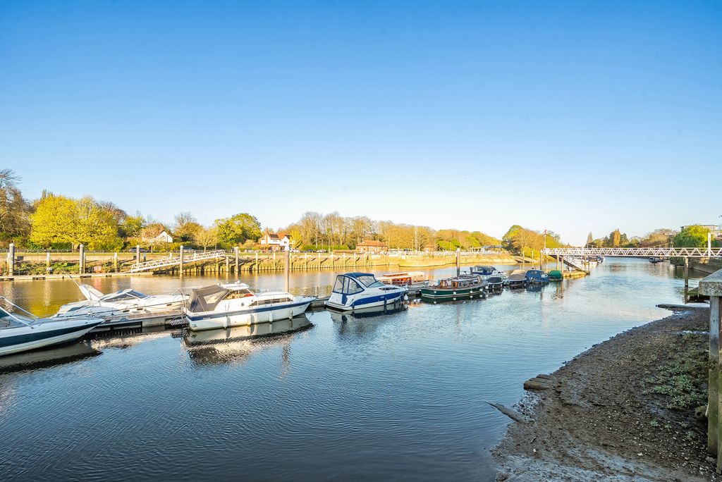 Property photo 2 of 15 River Thames