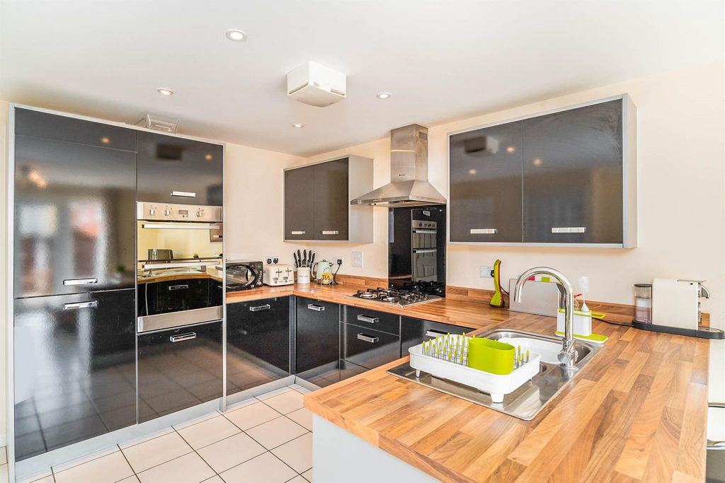 Property photo 3 of 14 Kitchen