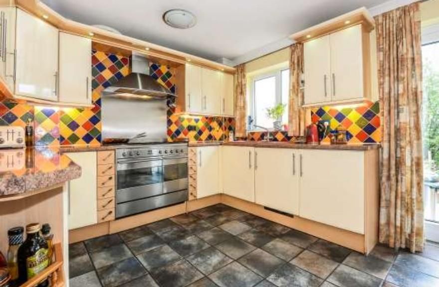 Property photo 2 of 7 Kitchen