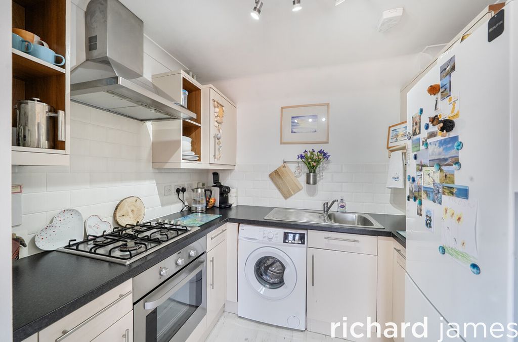 Property photo 2 of 14 Ffef3A497591463E99E39Ecf4F2c9757