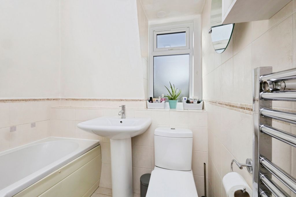 Additional image 8 of 2 bed flat for saleLennox Court, Mutton Hall Hill, Heathfield, East Sussex TN21