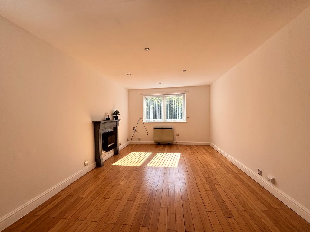 Property photo 3 of 16 Lounge