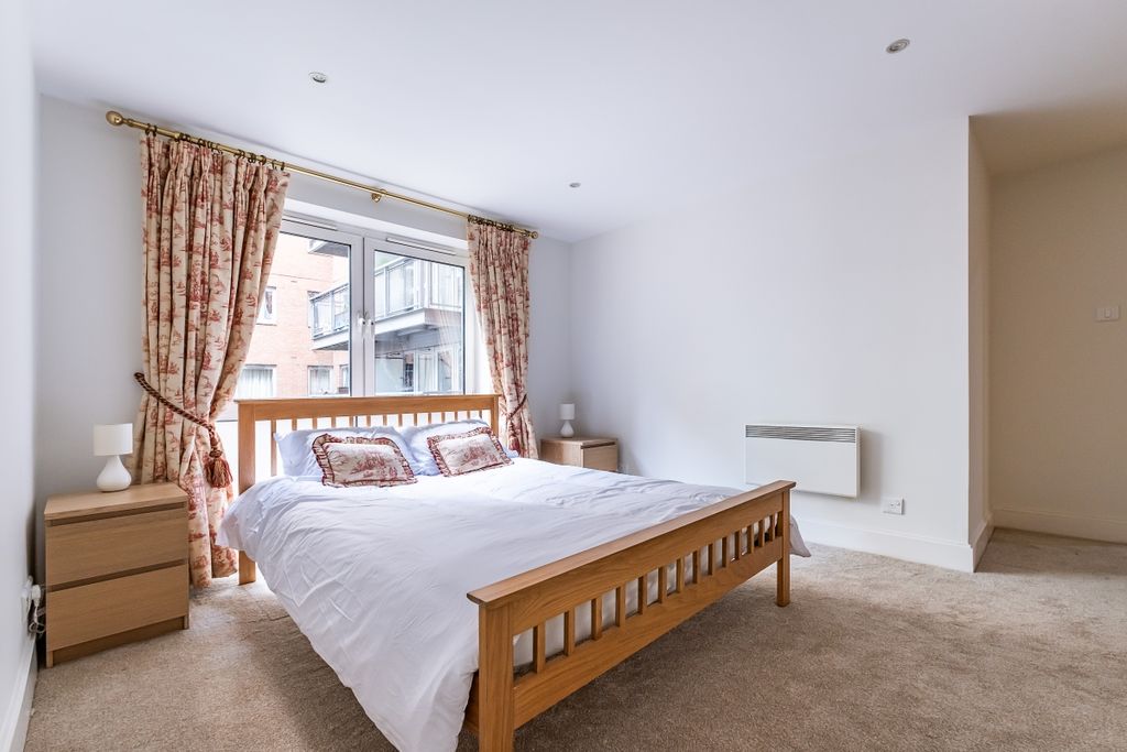 Property photo 3 of 15 Vauxhall-Bridge-R...