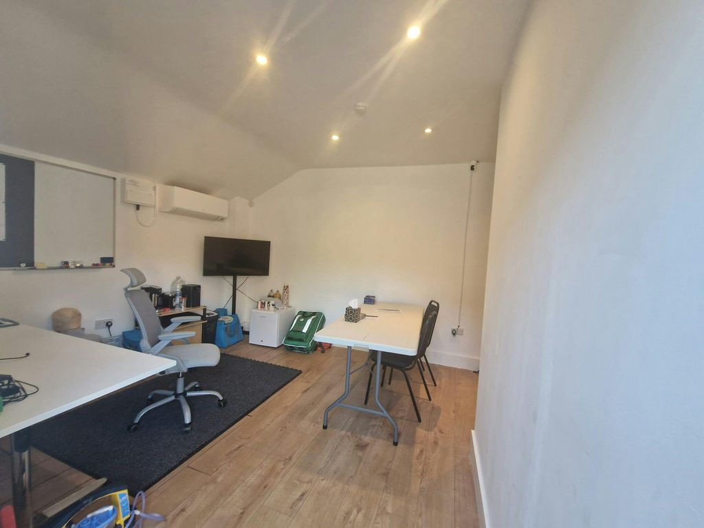 Property photo 3 of 6 Suite 3A