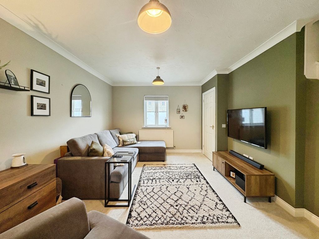 Property photo 2 of 21 Living Room