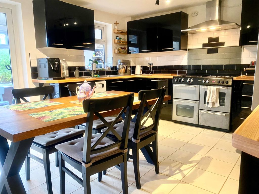 Property photo 2 of 17 Kitchen