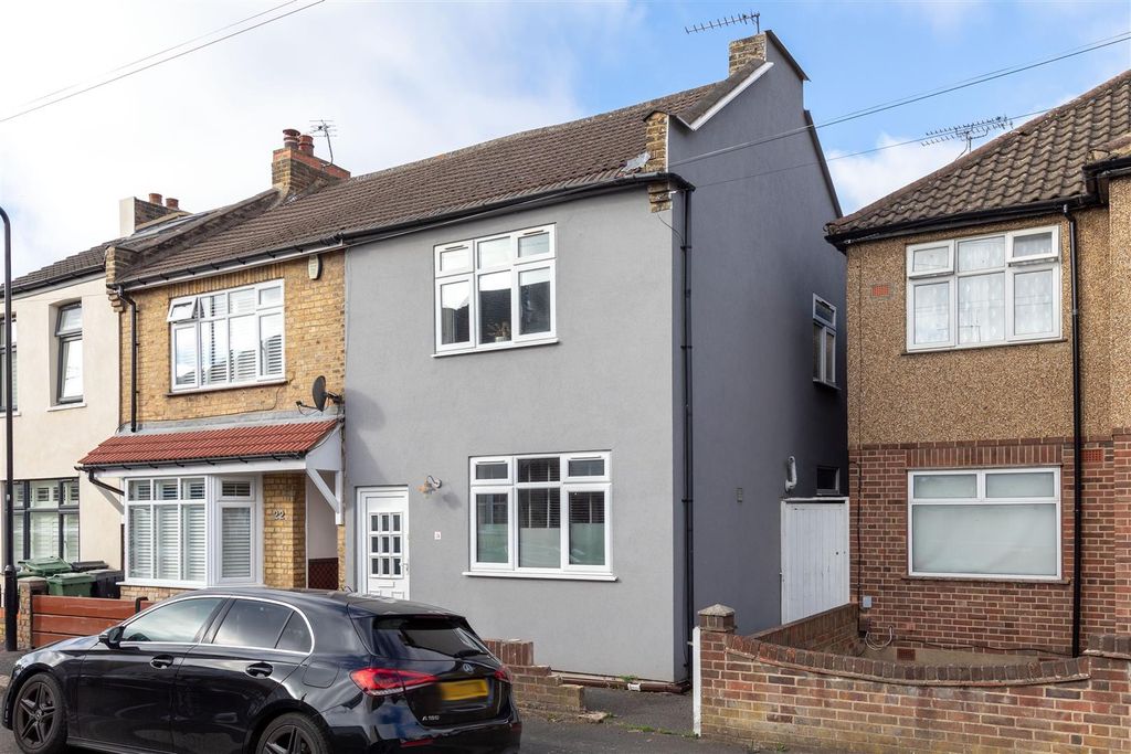 Property photo 1 of 23 Suffield Road, E4