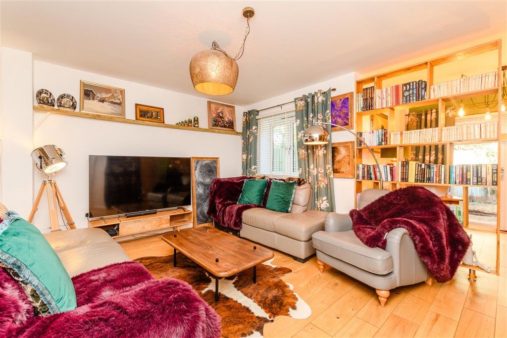 Property photo 3 of 11 Lounge