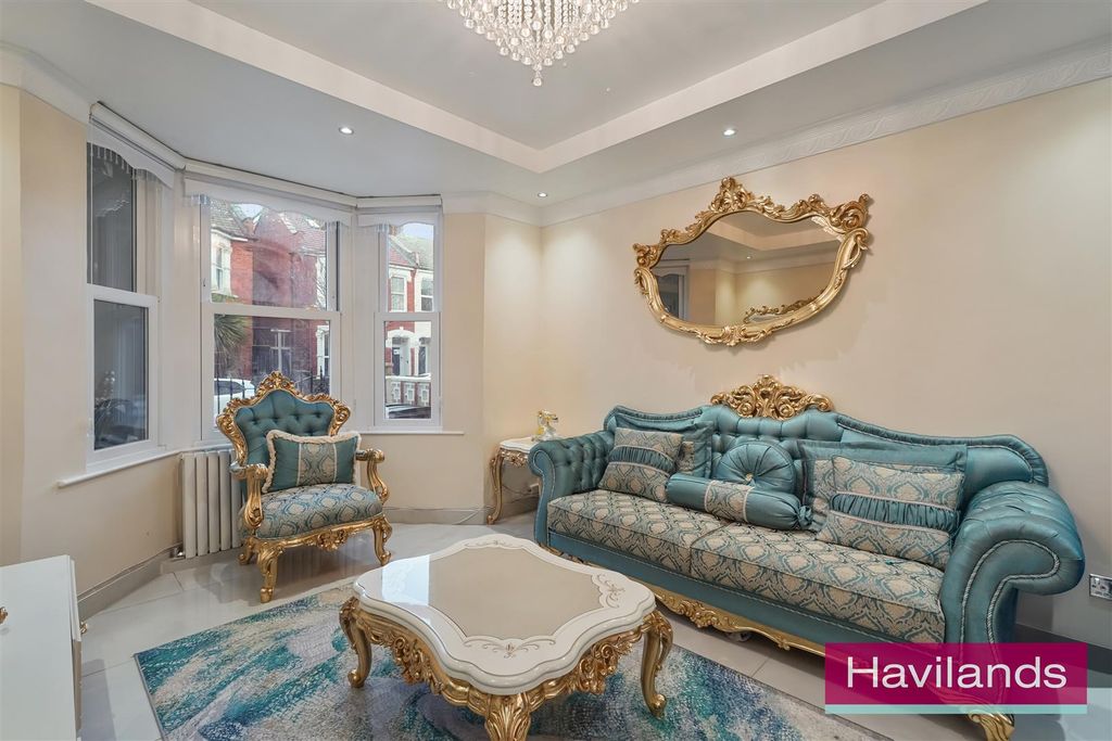 Property photo 2 of 21 Falkland Road-3.Jpg