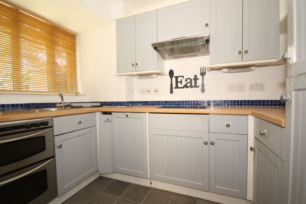 Property photo 3 of 8 Kitchen