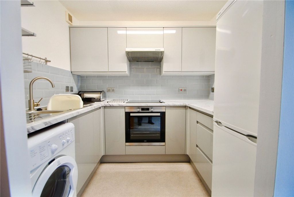 Property photo 3 of 9 Kitchen