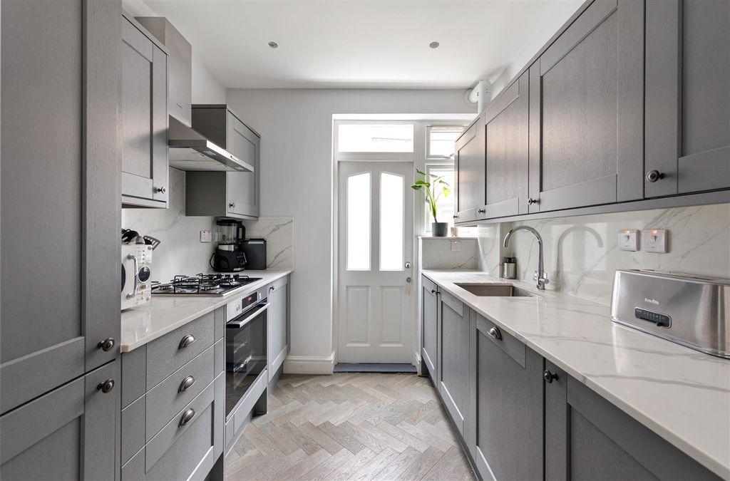 Property photo 3 of 32 Brettenham Road, E17