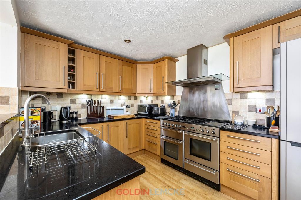 Property photo 3 of 17 Kitchen