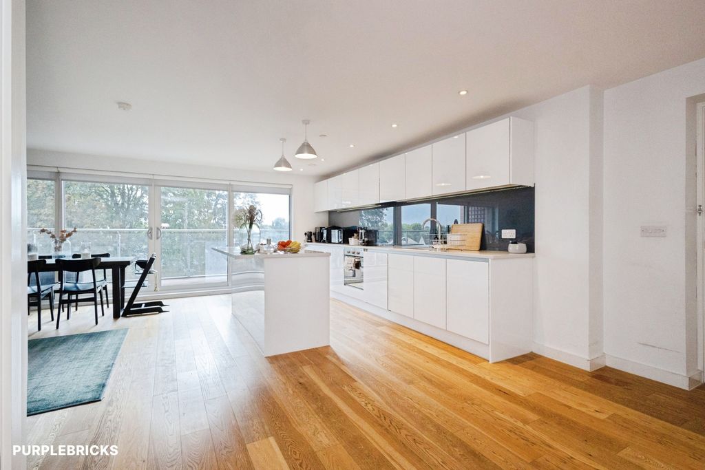 Property photo 2 of 32