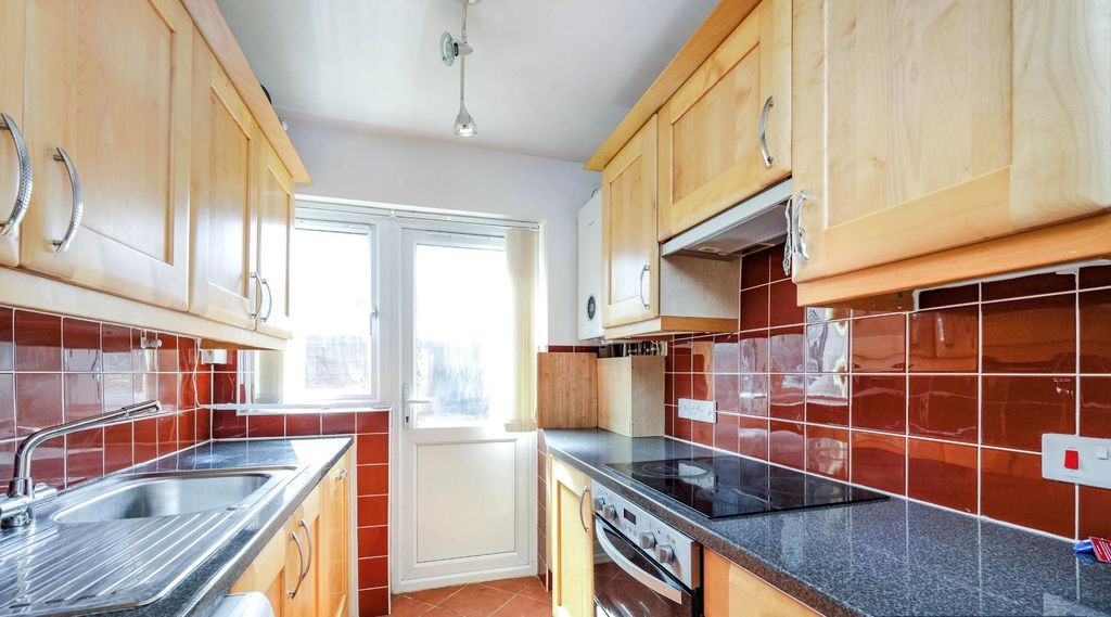 Property photo 3 of 11 Kitchen