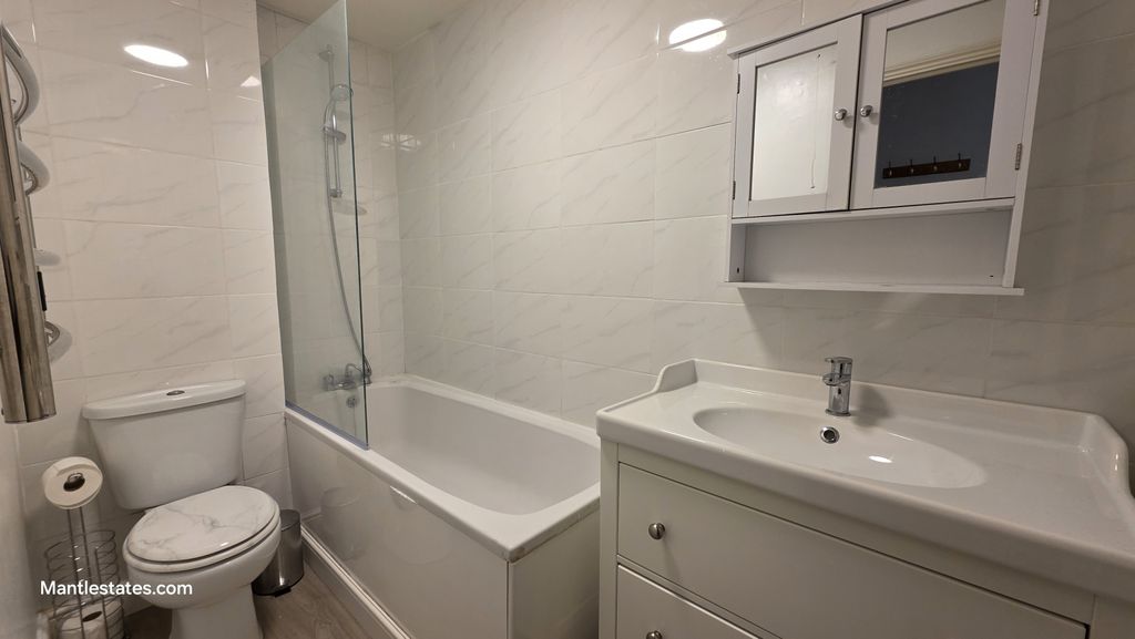 Property photo 3 of 10 Bathroom