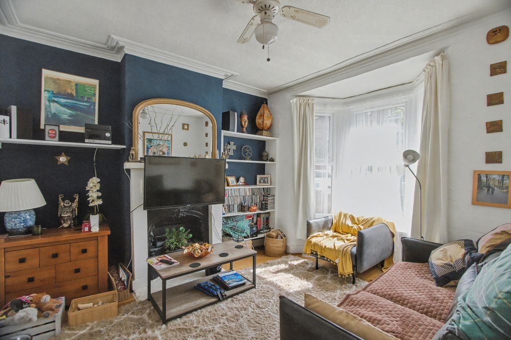 Property photo 2 of 12 50 Shakespeare Road, Walthamstow, London E17 6As